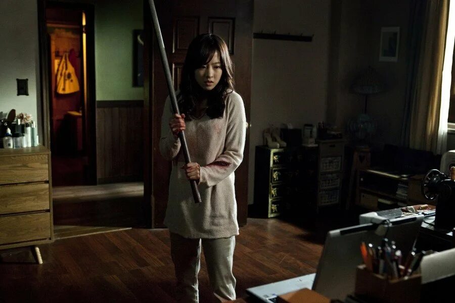 ужастик про девушку. логово зверя фильм 2013. адина стетцу. эмили браунинг незваные. ужастик про девушку.