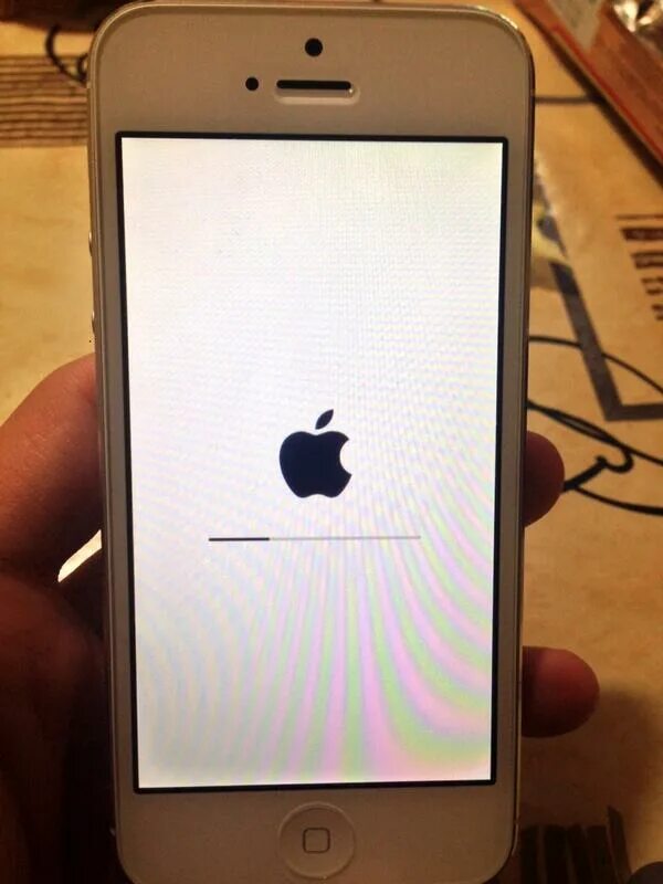 Айфон не включается после обновления. Зависание iphone. Экран яблока айфон. Айфон повис на яблоке. Айфон завис на яблоке.