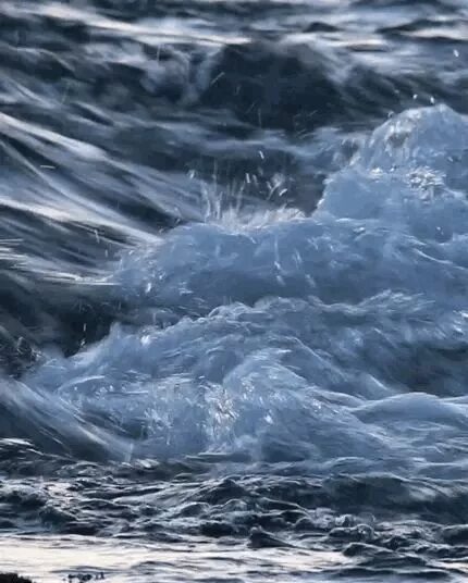 Вода в волне движется. Бушующий океан. Живое море. Морская волна. Стихия воды.