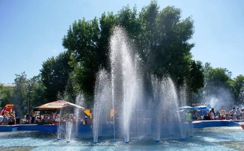 Работа фонтанов в гусь хрустальном. Центр города гусь хрустальный. городское озеро гусь-хрустальный. гусь хрустальный набережная. фонтан гусь-хрустальный.