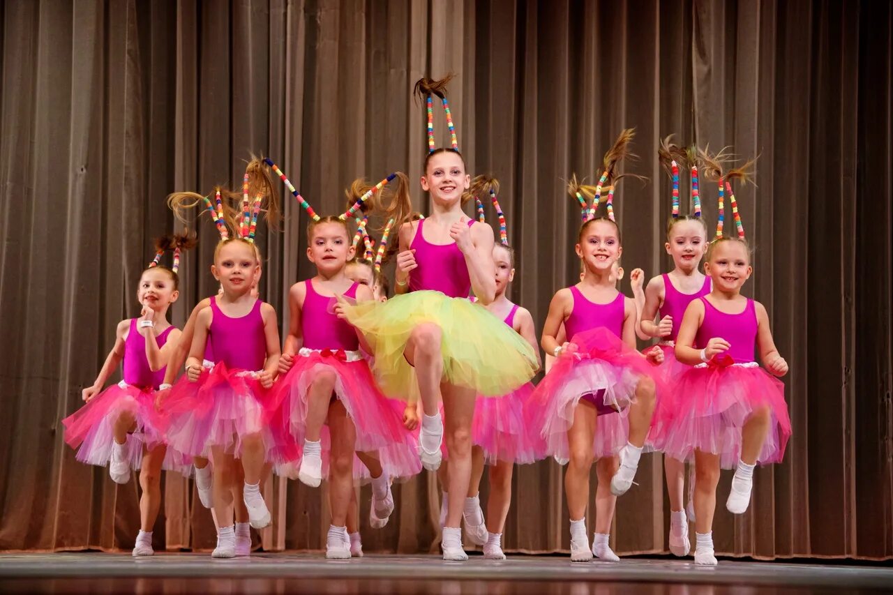 Костюмы для танцевальных коллективов. Конкурс танцев. Конкурс танцев. Танцевальный конкурс. Танцевальный конкурс.