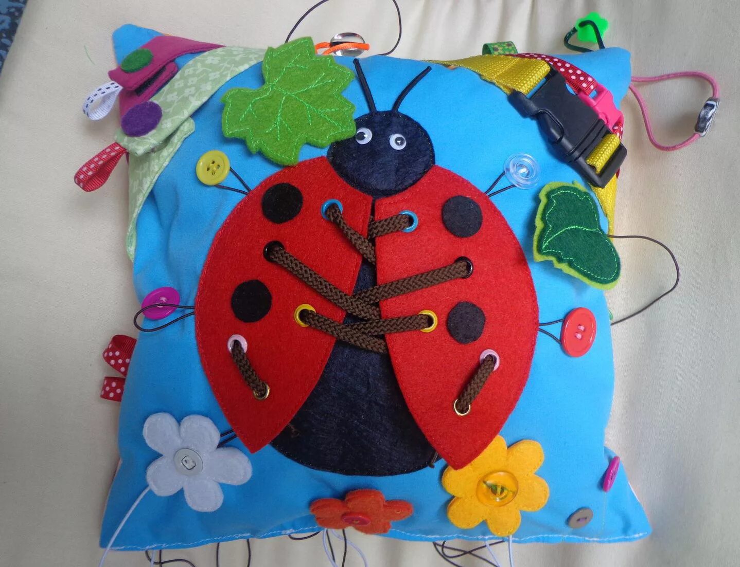 Фетровые развивающие игрушки. Развивающие игрушки монтессори. Сделать развивающую. Развивающая игрушка "бизиборд". Тактильная сенсорная доска монтессори.