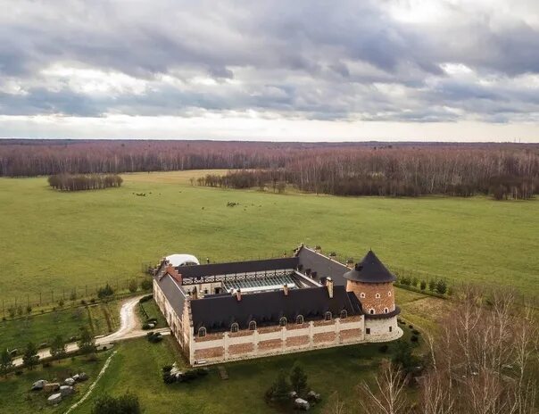 Ферма в озерах. Замок Доношово Озерский район. Коломна замок la ferme. Доношово французский замок. La ferme de reve отель.