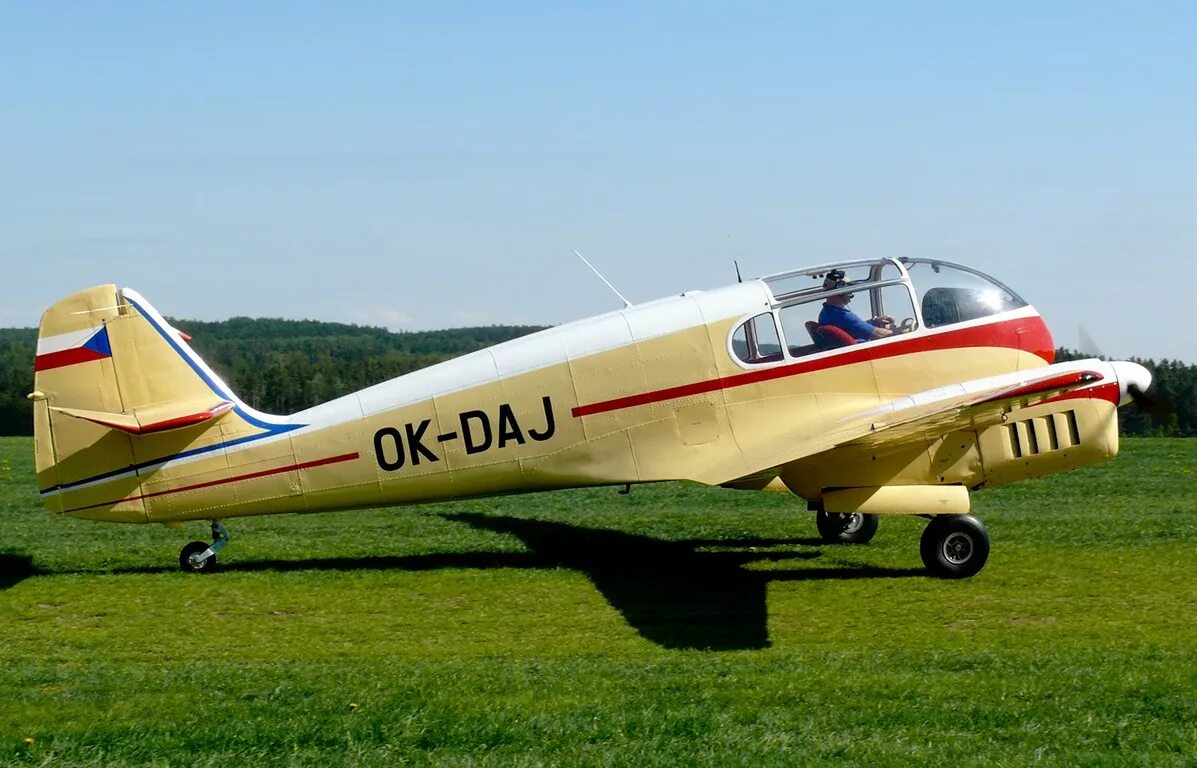 Ае самолет. Aero ae-145. aero-45145. ае 145 самолет. самолет супер аэро.