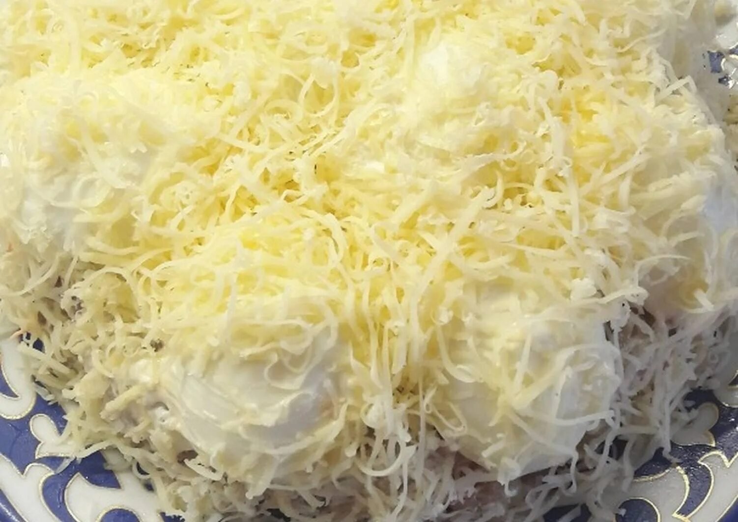 Снежные сугробы с курицей и грибами. Салат снежные сугробы. салат снежок. новогодний салат сугроб. салат сугробы на праздничный стол.