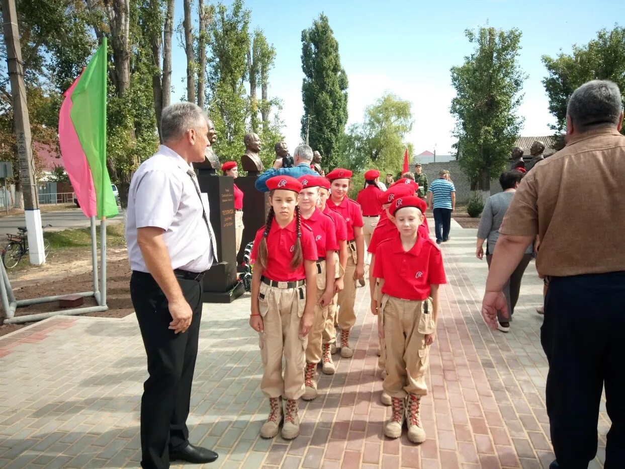 Погода поворино воронежской на неделю. Аллея в Поворино. Администрация городского поселения город Поворино эколог. Поворино известные люди. Аллея влюбленных в Поворинском районе село Пески.