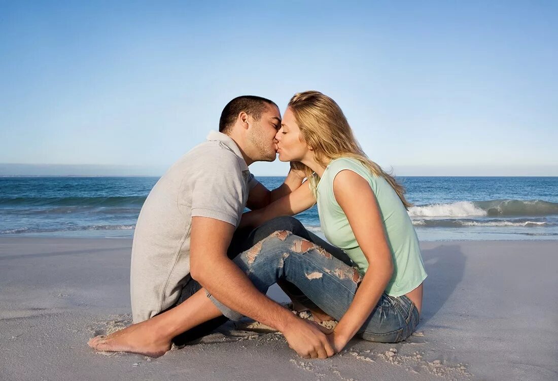 ходили с любимым по большому. берег моря влюбленные. романтические объятия. пара обнимается. рядом с любимым человеком.