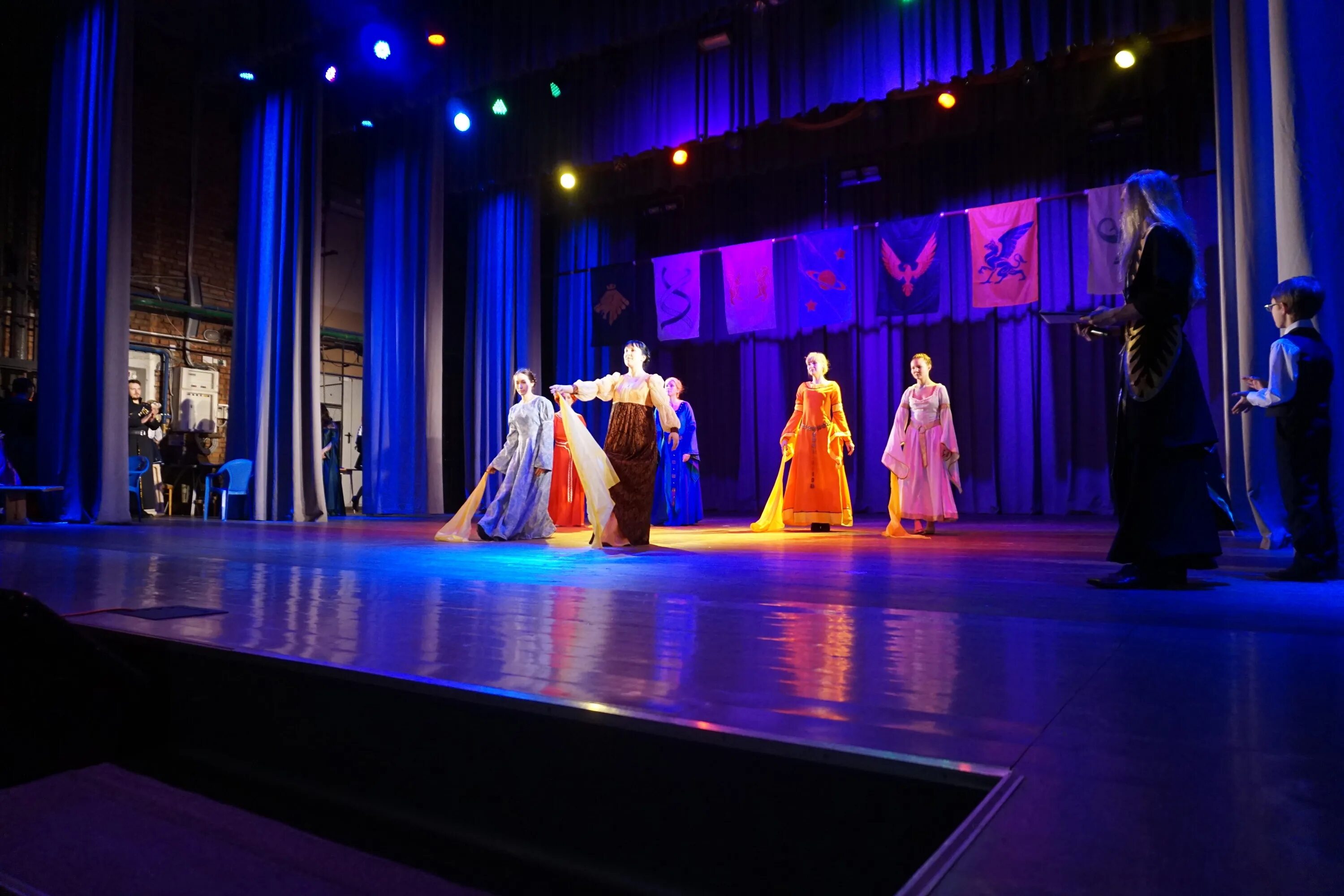 Дк правобережный. Мау «правобережный городской дворец культуры. Сцена гордк красноярск. Дворец культуры красноярск. Красноярск дк правобережный ул.