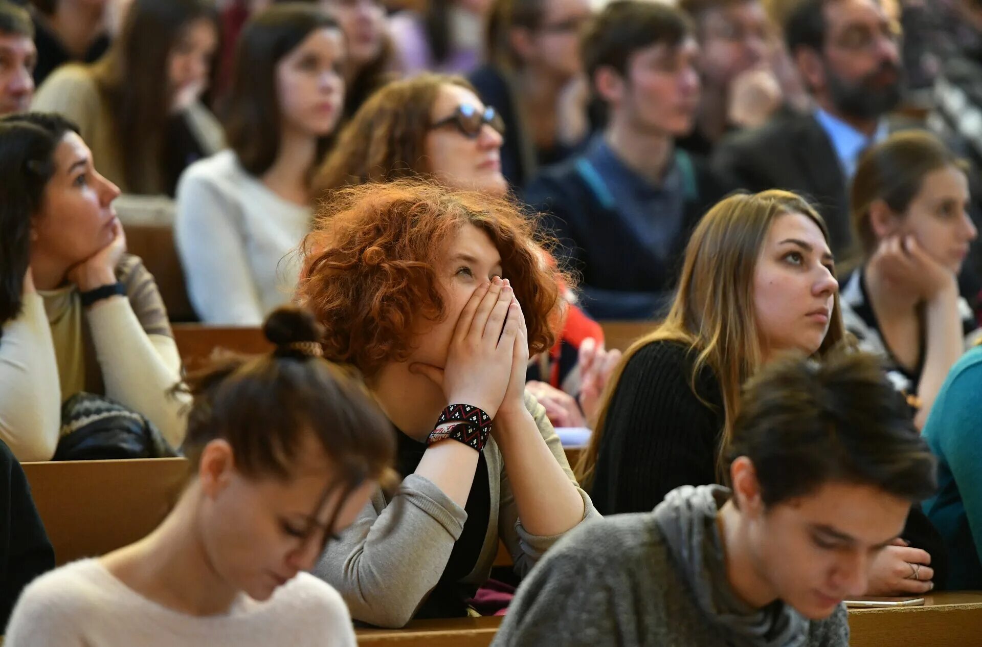 Мгу что нужно сдавать. Чеховская аудитория журфак МГУ. Журфак МГУ студенты. Ленинская аудитория журфак МГУ. 235 Аудитория МГУ журфак.