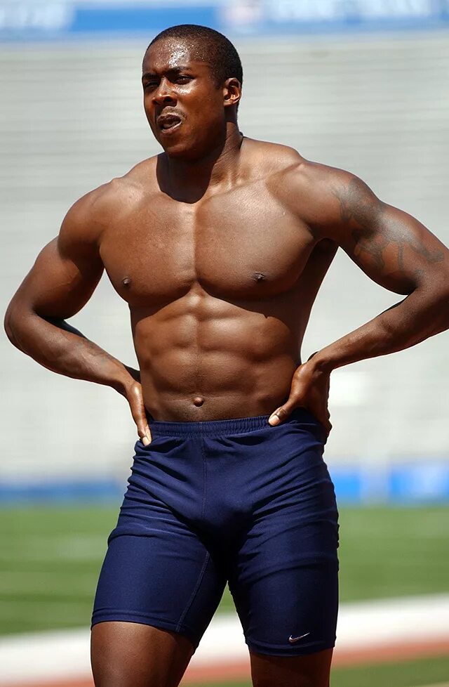 Негры массажный. Шон Кроуфорд. Темнокожие спортсмены. Негр спортсмен. Афроамериканец спортсмен.