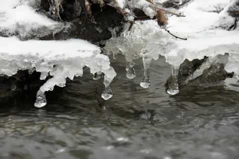 Не растаявший днем снег