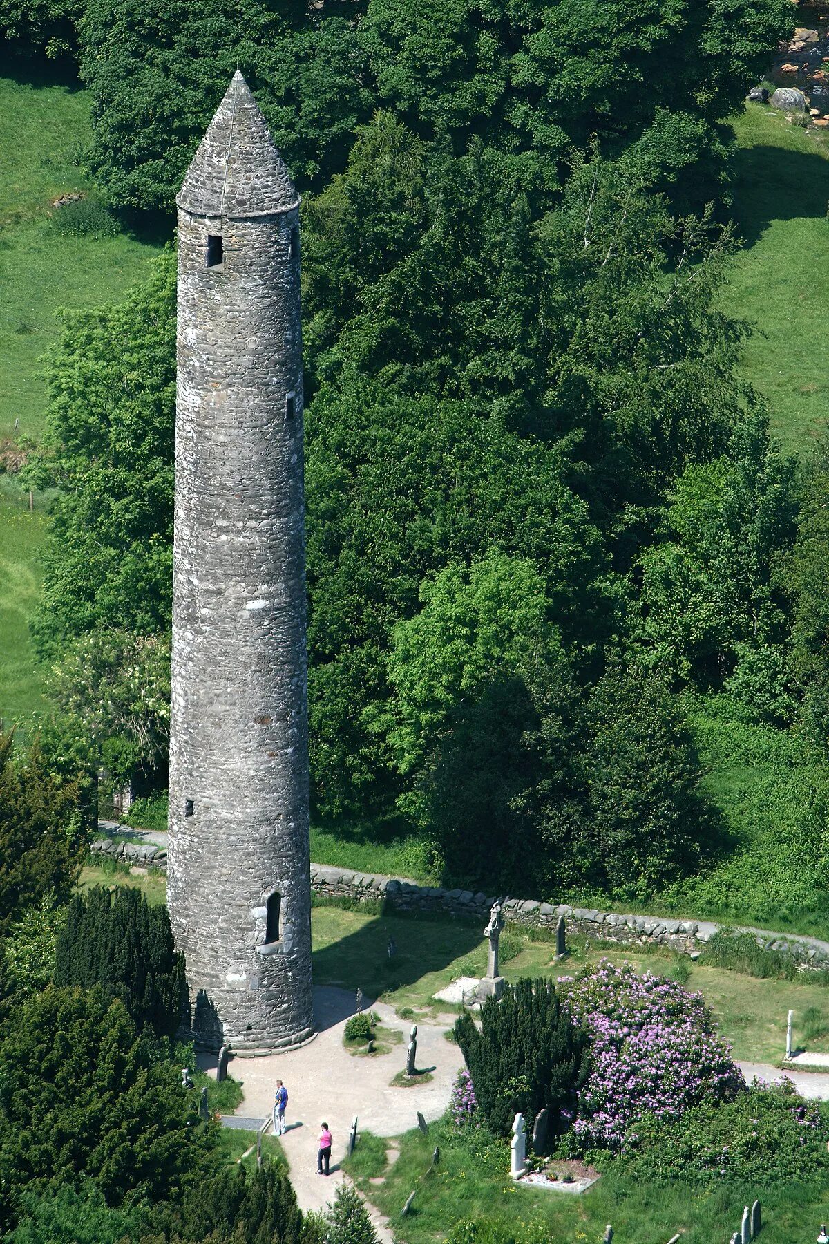 Round tower. Круглая башня в Глендалох. Тугрульская башня Ирландия. Круглые башни Ирландии. Ирландия замки Глендалох.