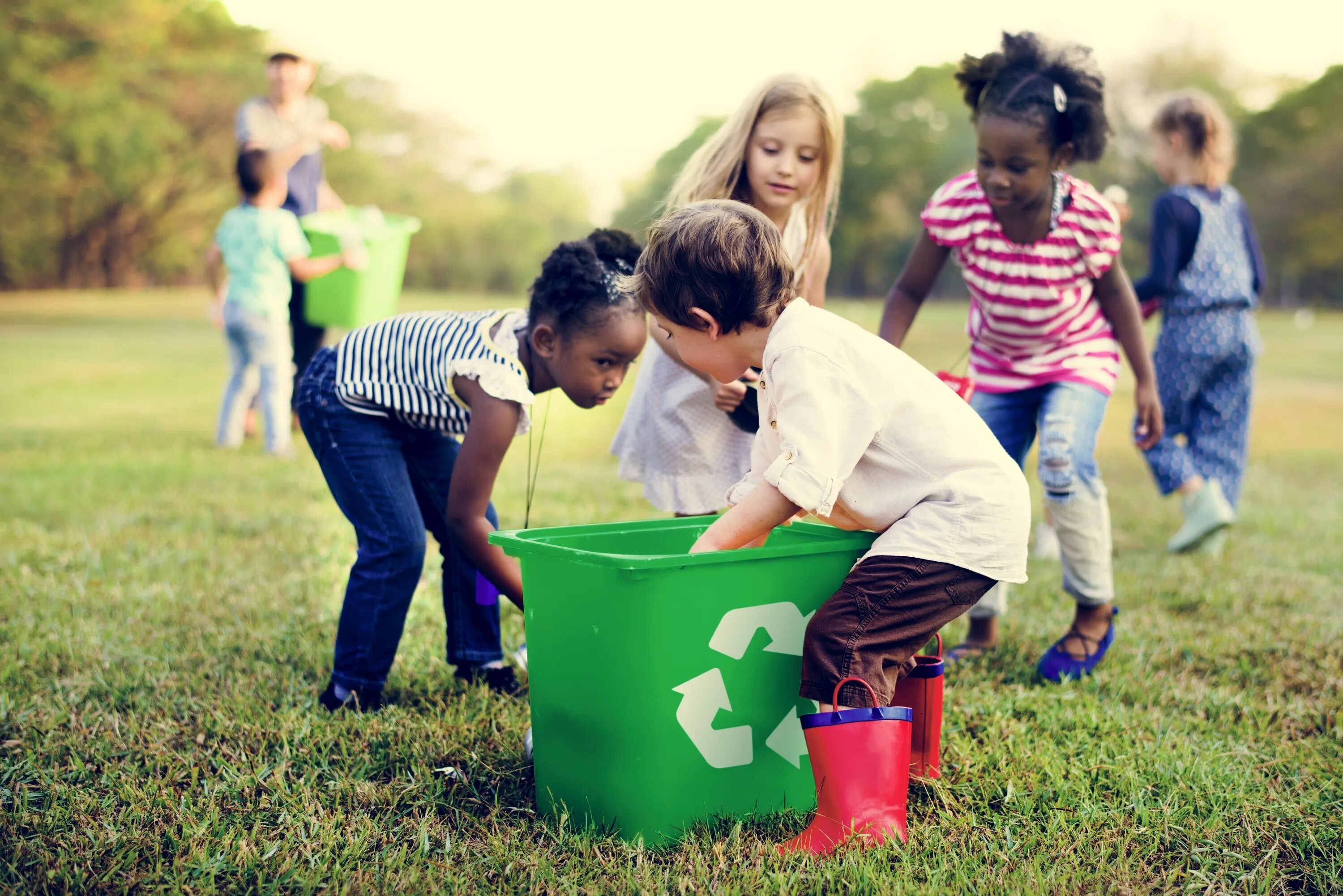 Kids for a clean environment организация. Фон Kids for a clean environment. Волонтеры Kids. Дети в школе волонтеры экология. Community when