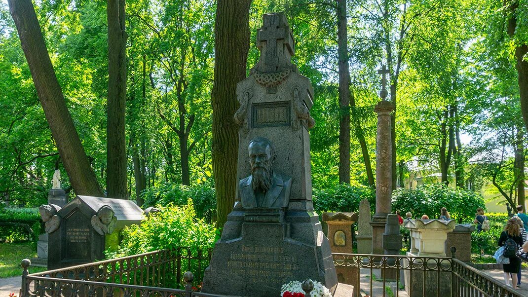 Где похоронен глинка город. Некрополь Мастеров искусств Александро-Невской Лавры. Тихвинском кладбище Александро-Невской Лавры в Санкт-Петербурге. Александро Невская Лавра некрополь могила Достоевского. Некрополь Мастеров искусств на кладбище Александро-Невской Лавры.