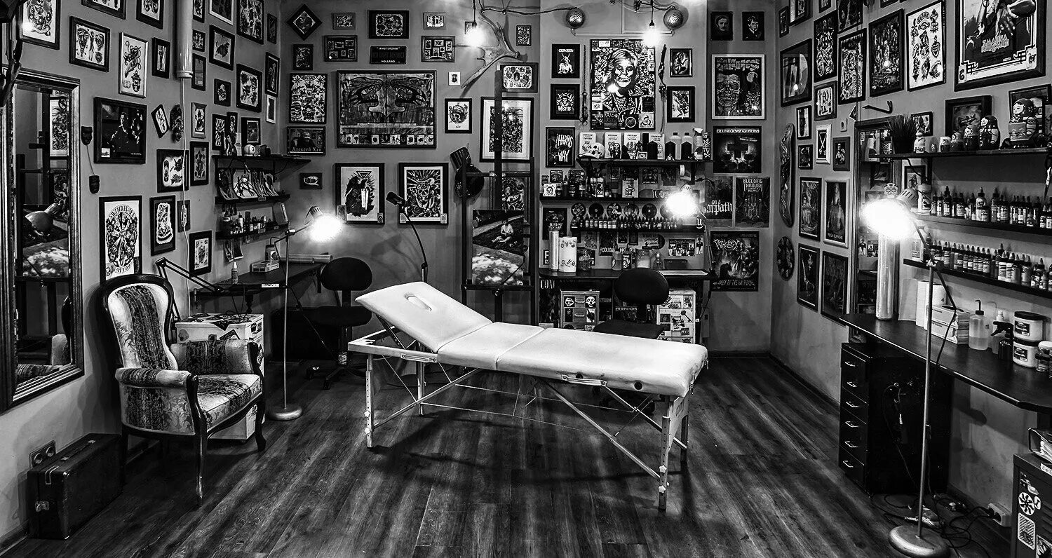 тату студия. процесс нанесения татуировки. фон для тату. тату салон чернее черного. тату студия.