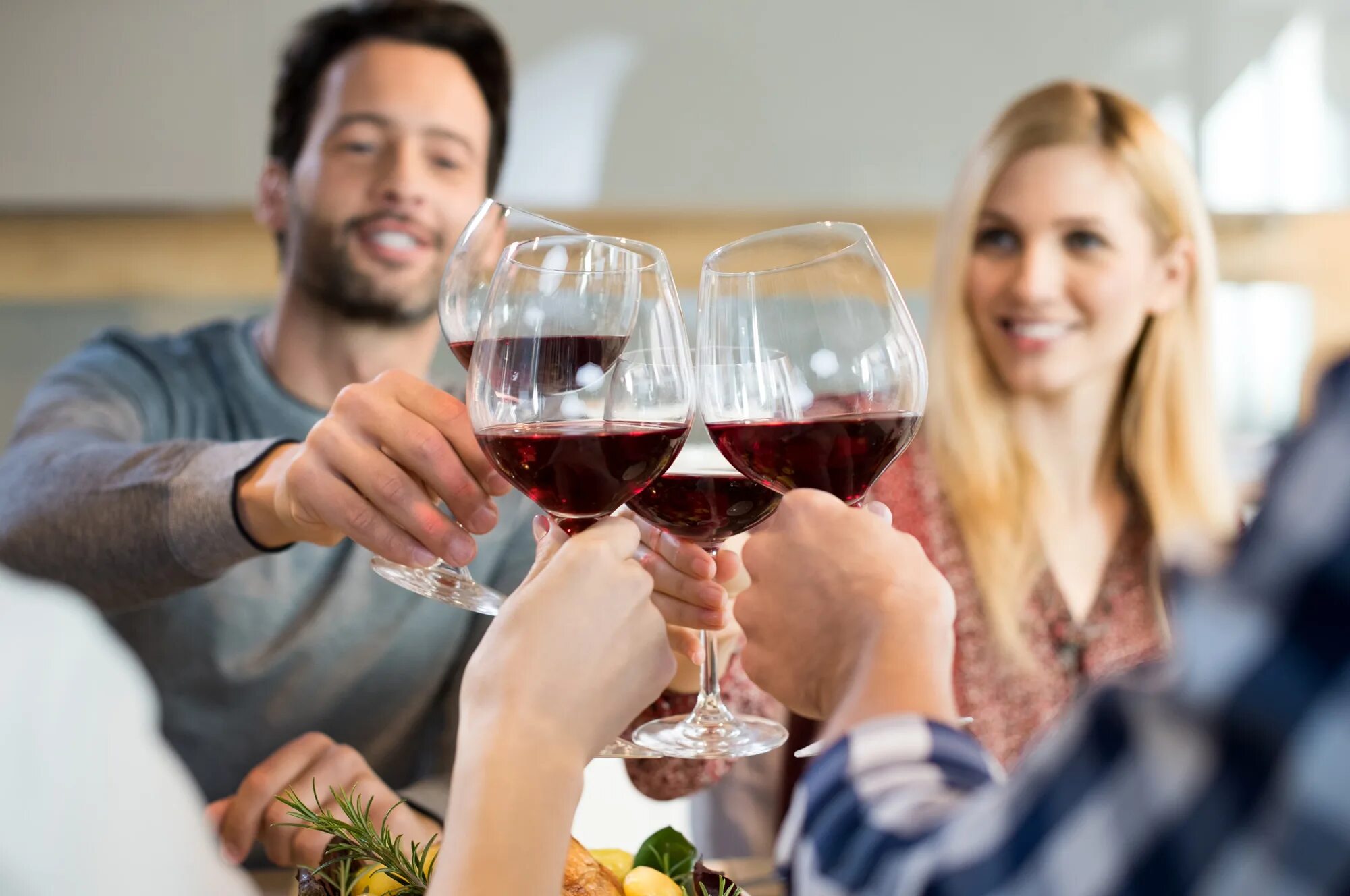 Выпить другими словами. Ресторан вино люди. Люди в ресторане. Люди в кафе с вином. Люди пьют вино в ресторане.