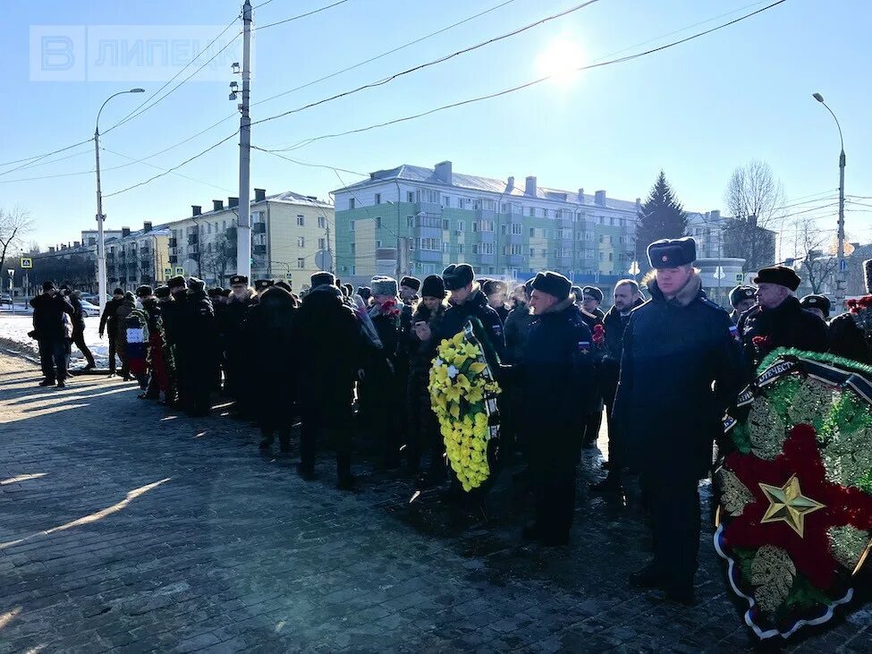 Митинг. Липецк 23 февраля возложение цветов на площади. Защитник Отечества митинг. Митинг 23 февраля.