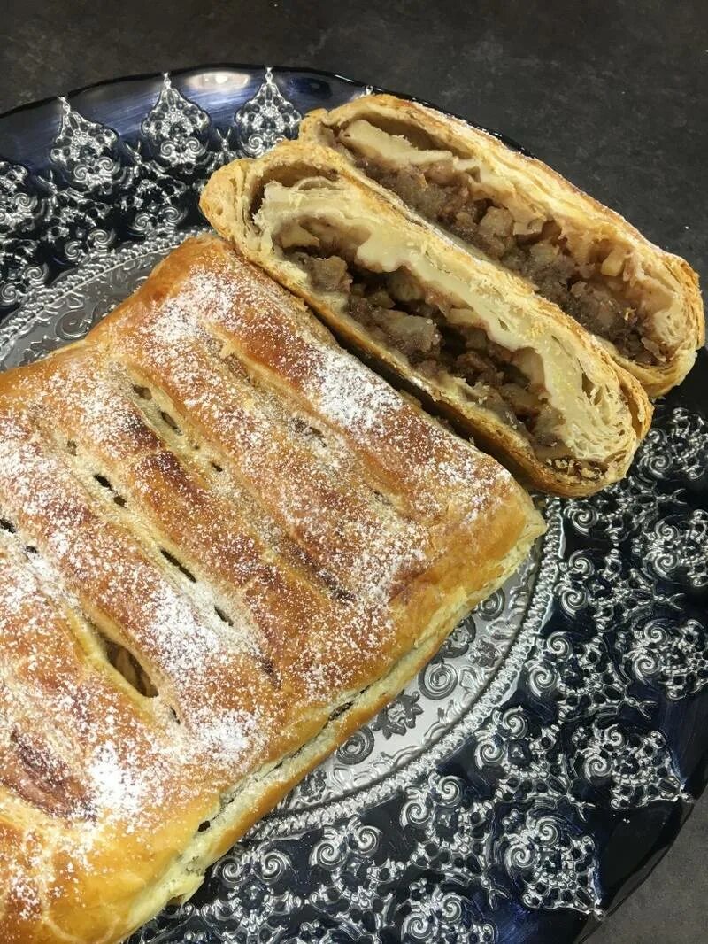 штрудель с яблоками. венский яблочный штрудель. венский штрудель классический. штрудель с яблоками домашний. штрудель с яблоками домашний.