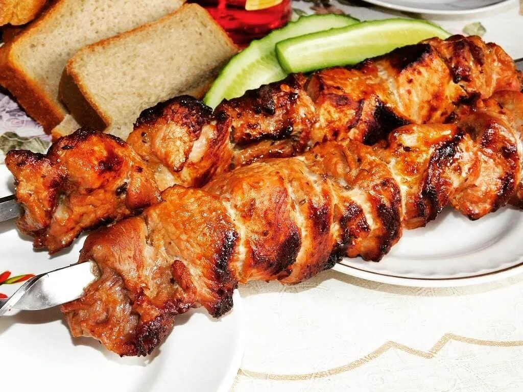 шашлык в медово горчичном маринаде. сочный кусок шашлыка. вкусный шашлык из свинины. мцвади хоровац. шашлык индейка.