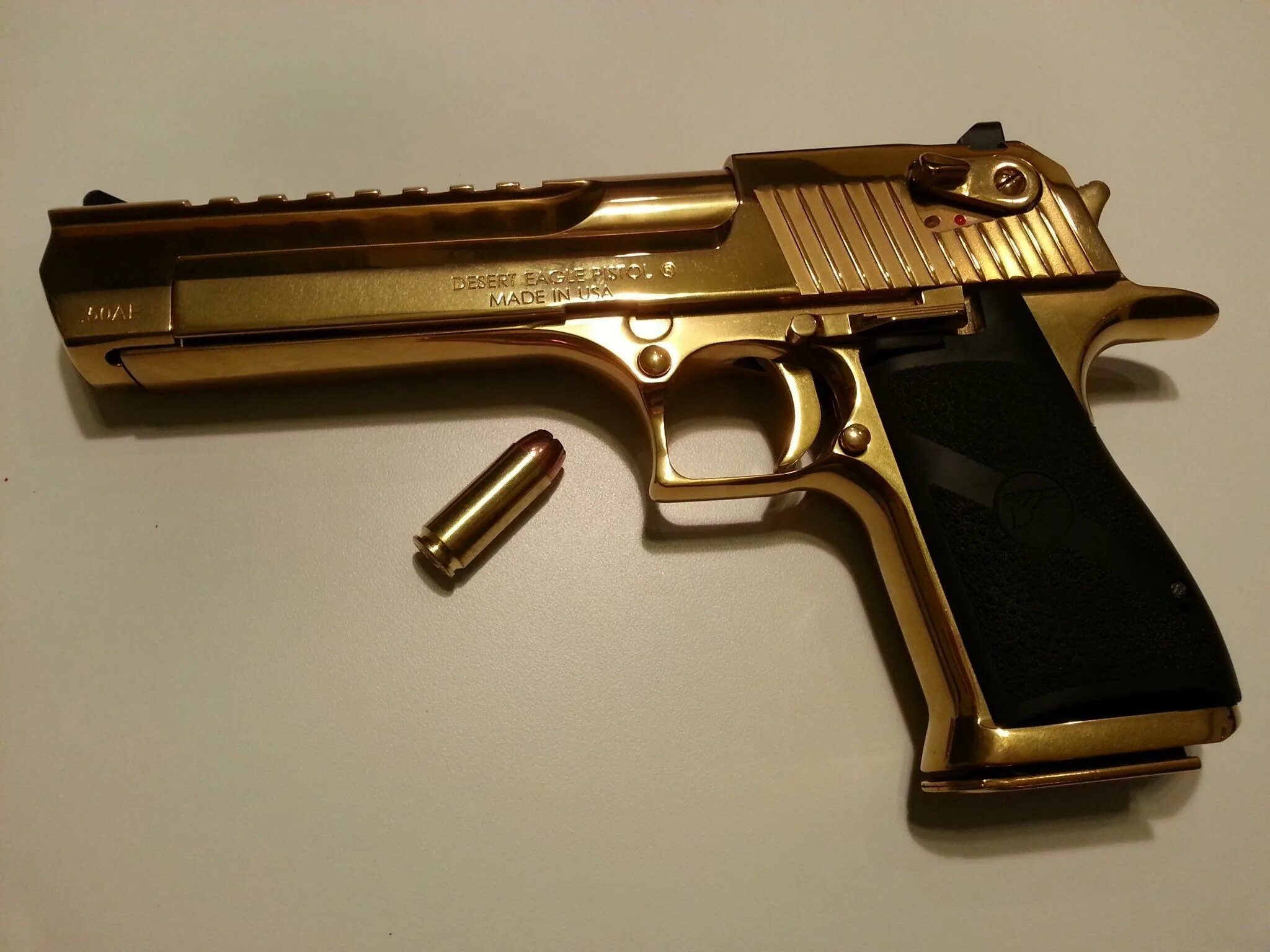 Как выглядит дигл. Desert Eagle 50ae Gold. Desert Eagle 50 AE. Desert Eagle 50 золотой.