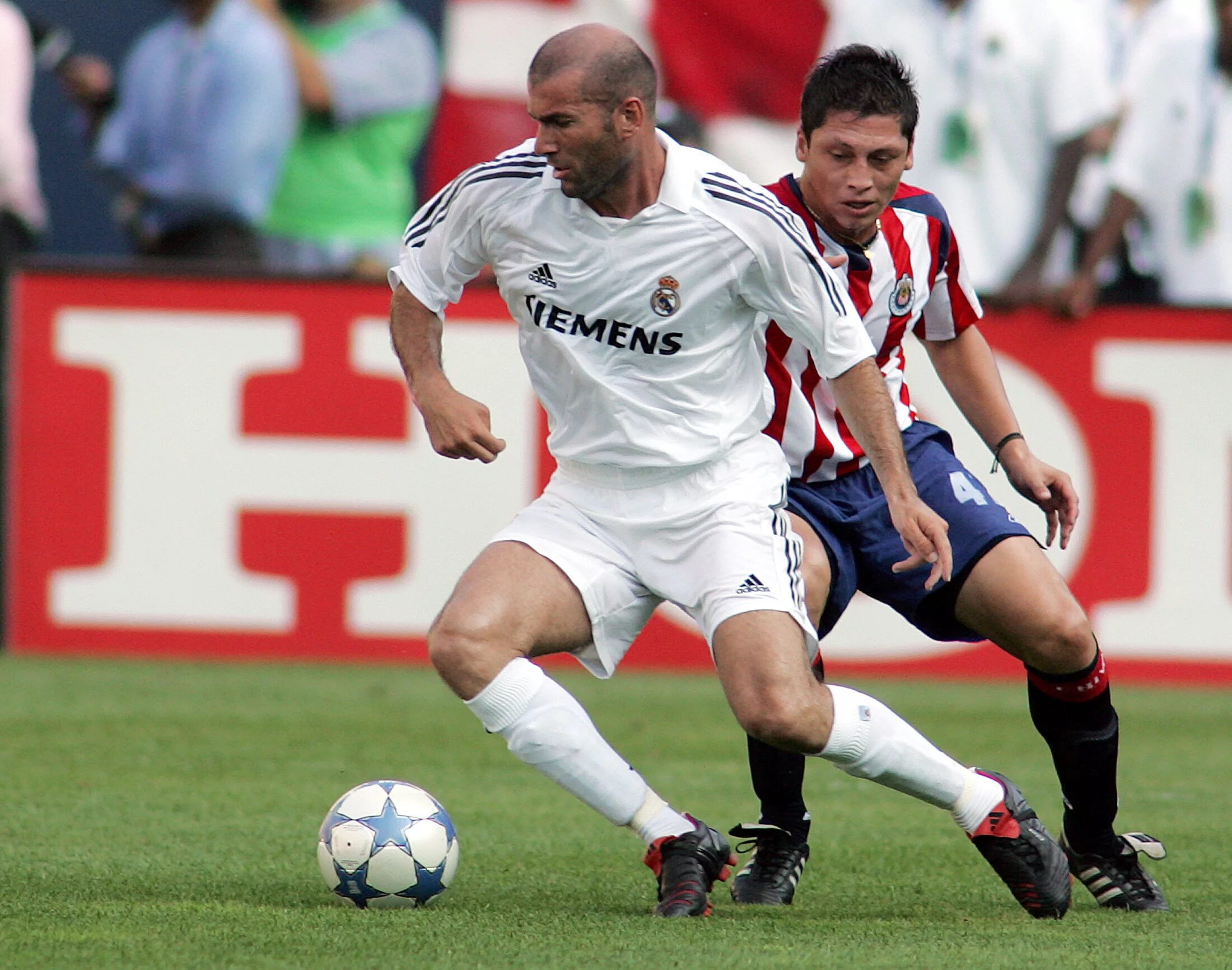 Zinedine Zidane. Zinedine Zidane футбол. Зидан Зинедин с мячом. Легенда футбол Зидан. Легендарная футбольная