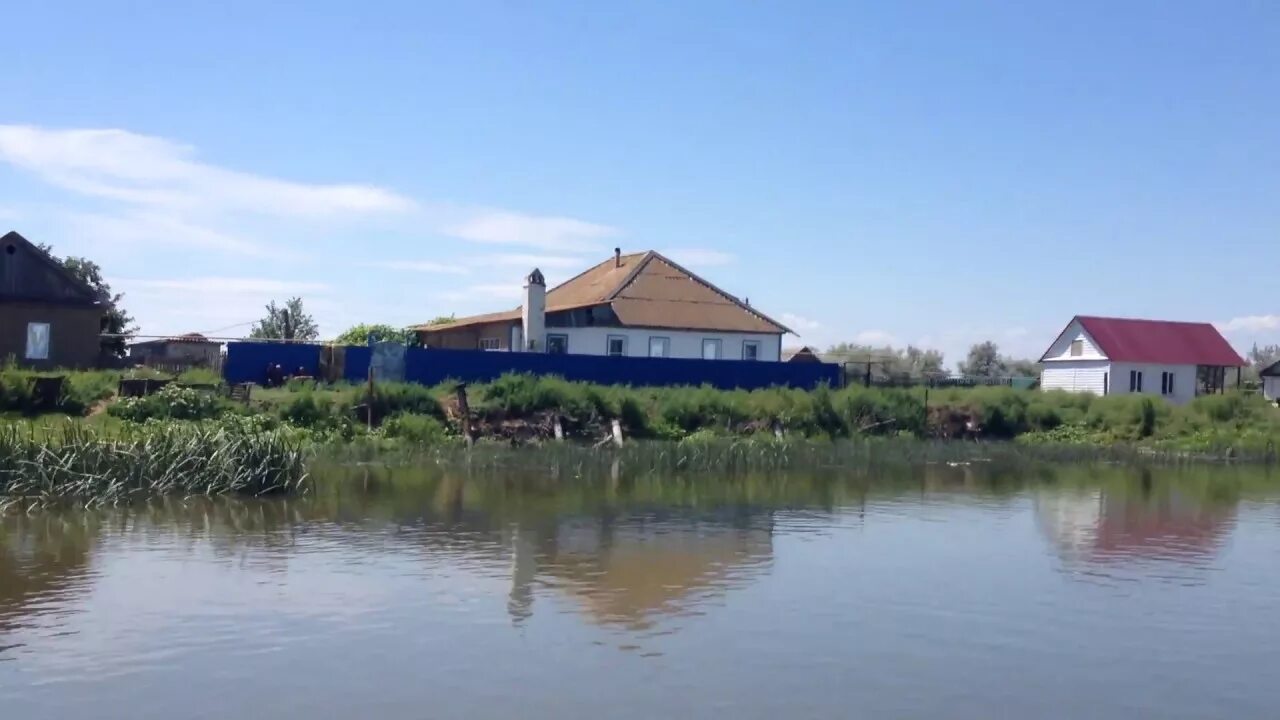 Астрахань "дом на реке" Бузан. Дом у реки Астрахань. Дом на берегу Волги. Дом в Астраханской области на берегу реки. Дом у реки авито