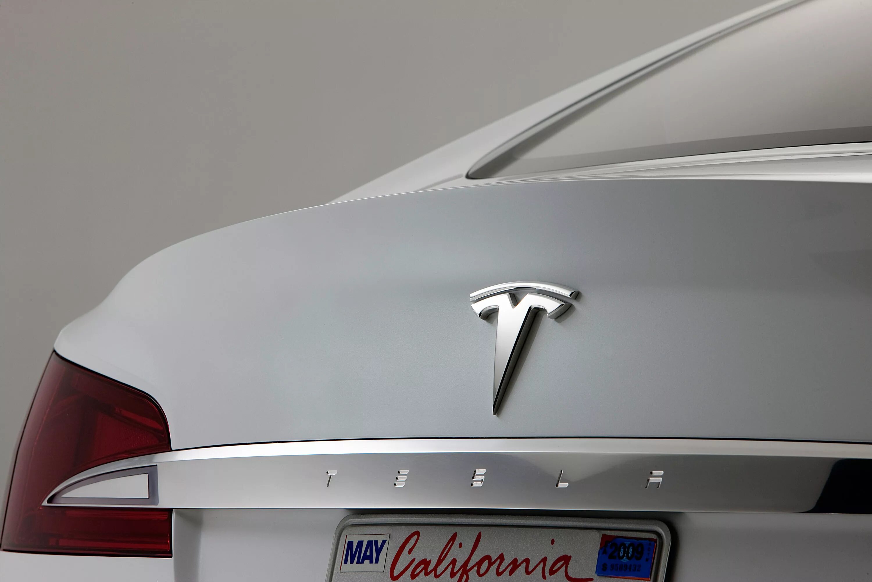 Знак теслы на машине. Тесла лого. Tesla шильдик. Значок авто Тесла. Машина логотип t.