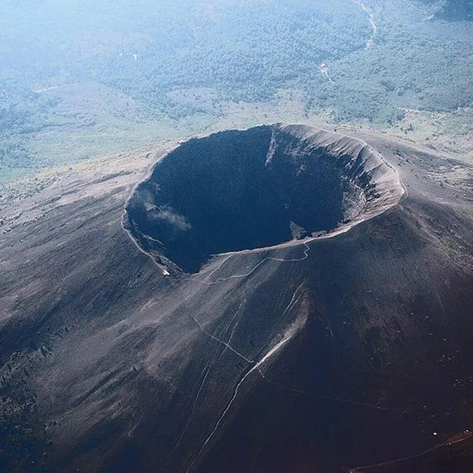 Вулканы в америке название. Вулкан Еллоу Стоун. Вулкан Еллоу Стоун кратер. Кальдера вулкана Йеллоустоун. Кратер вулкана Йеллоустоун.