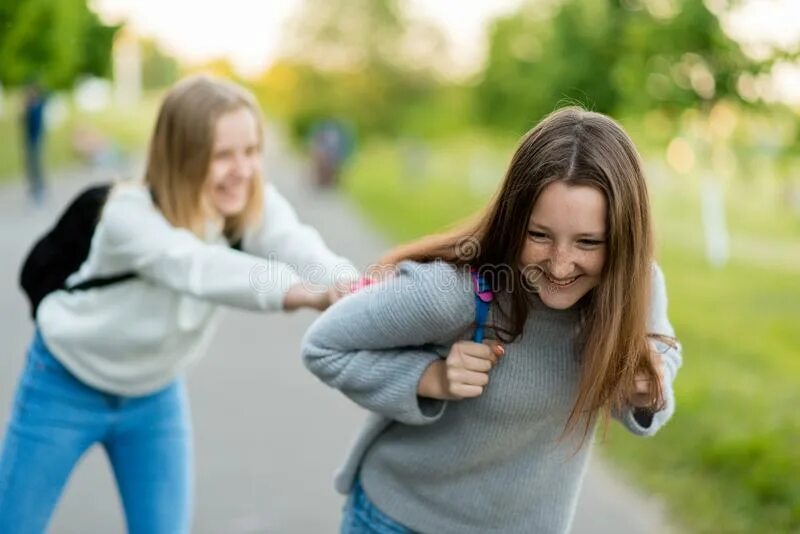 Само дающие девочки. 2 Подруги подростка летом в парке после школы в одеждах. Идеи фото в парке летом с подругой. Second girl's Happiness.