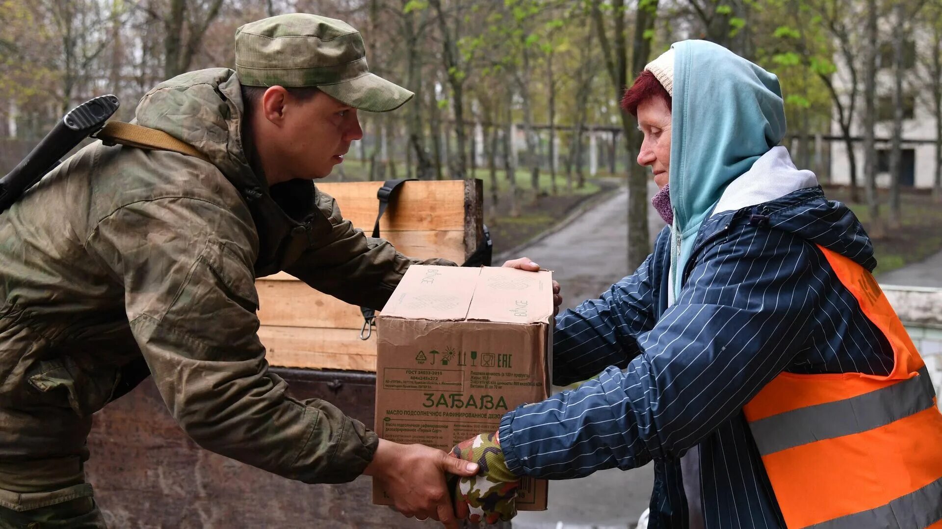 23 апрель 2015. Военные помогают жителям. Военные волонтеры. Военные раздают гуманитарную. Русские военные раздают гуманитарную помощь.