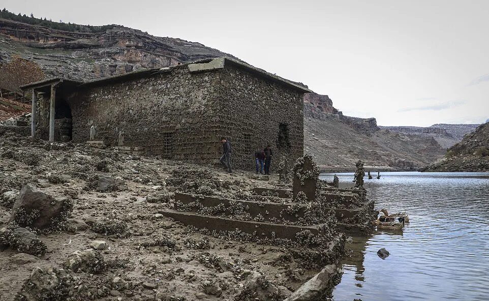 Древние сели. Затопленная деревня савашан. Деревня древняя Адакей Турция. Древние затопленные деревни. Деревня под водой.