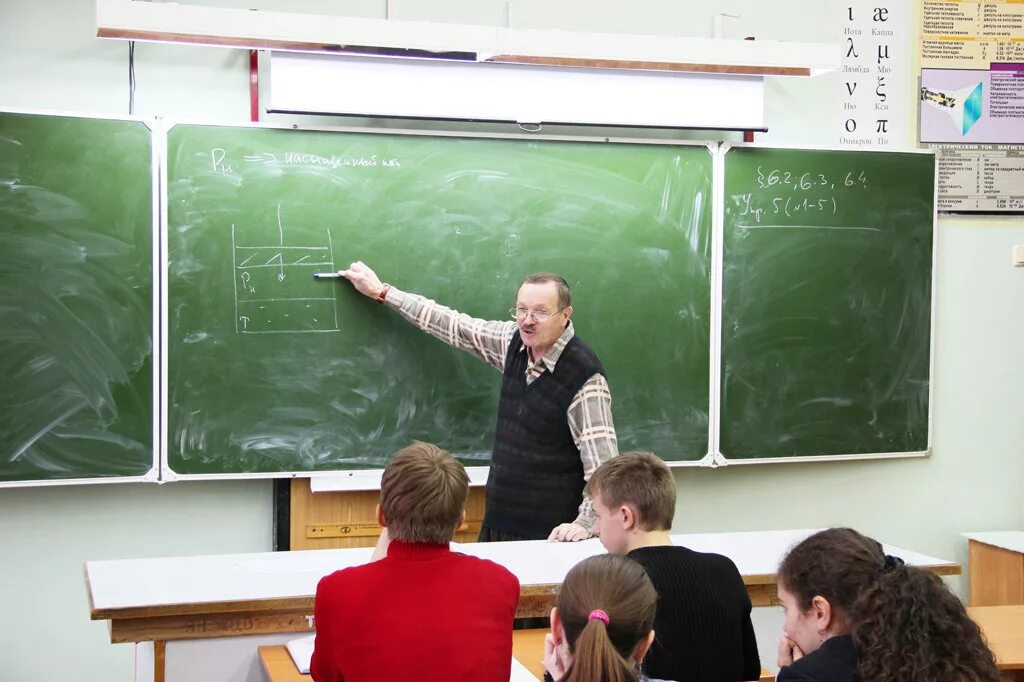 школьники за партой. мосгу выхино колледж. профильный класс в школе. класс с гуманитарным уклоном. гуманитарный уклон в школе что это.