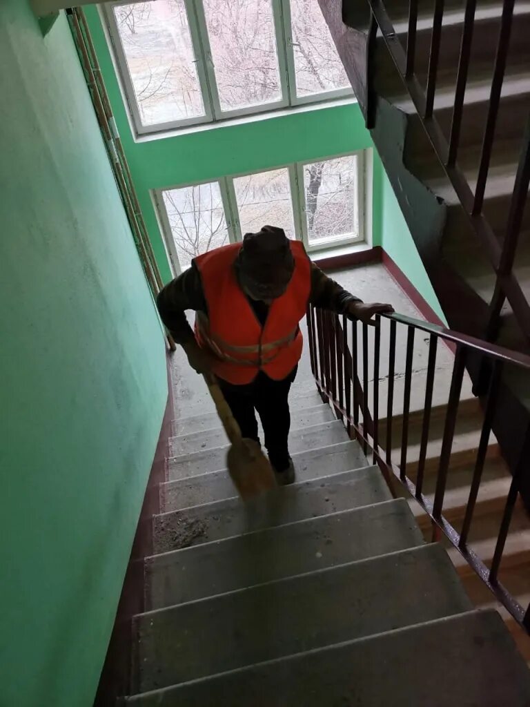 Уборка лестничных клеток. Мусоропровод на лестничной клетке. Уборка лестничных клеток. Уборка лестничных клеток. Уборка подъездов.