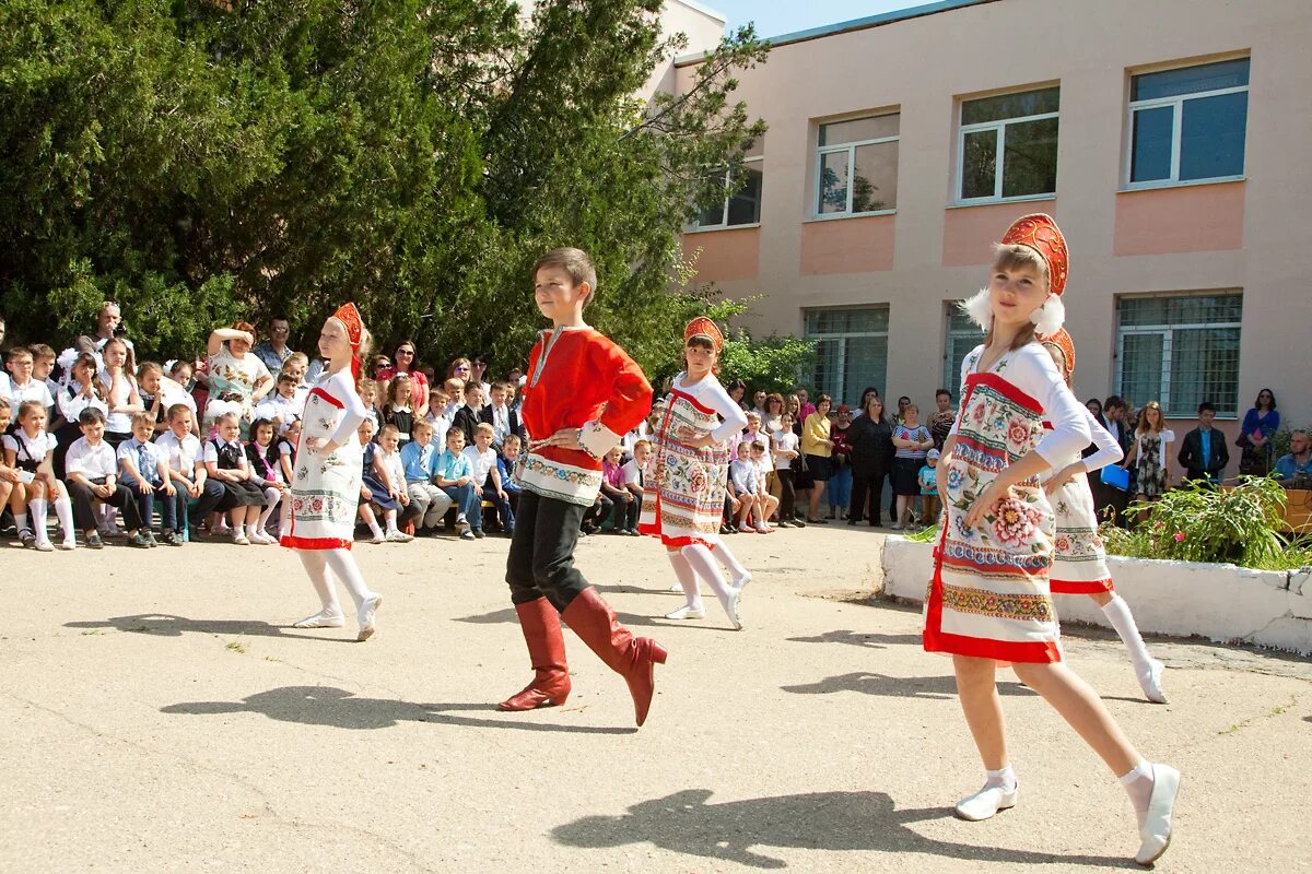 Школа 18 евпатория. 13 Школа Евпатория. 12 Школа Евпатория. Новоозерновская школа Евпатория. Евпатория школа 16 директор школы.