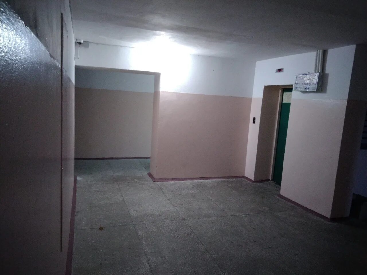 подъезд к дому. лестничная клетка. подъезд и этаж по адресу. лестничная площадка. подъезд первый этаж.