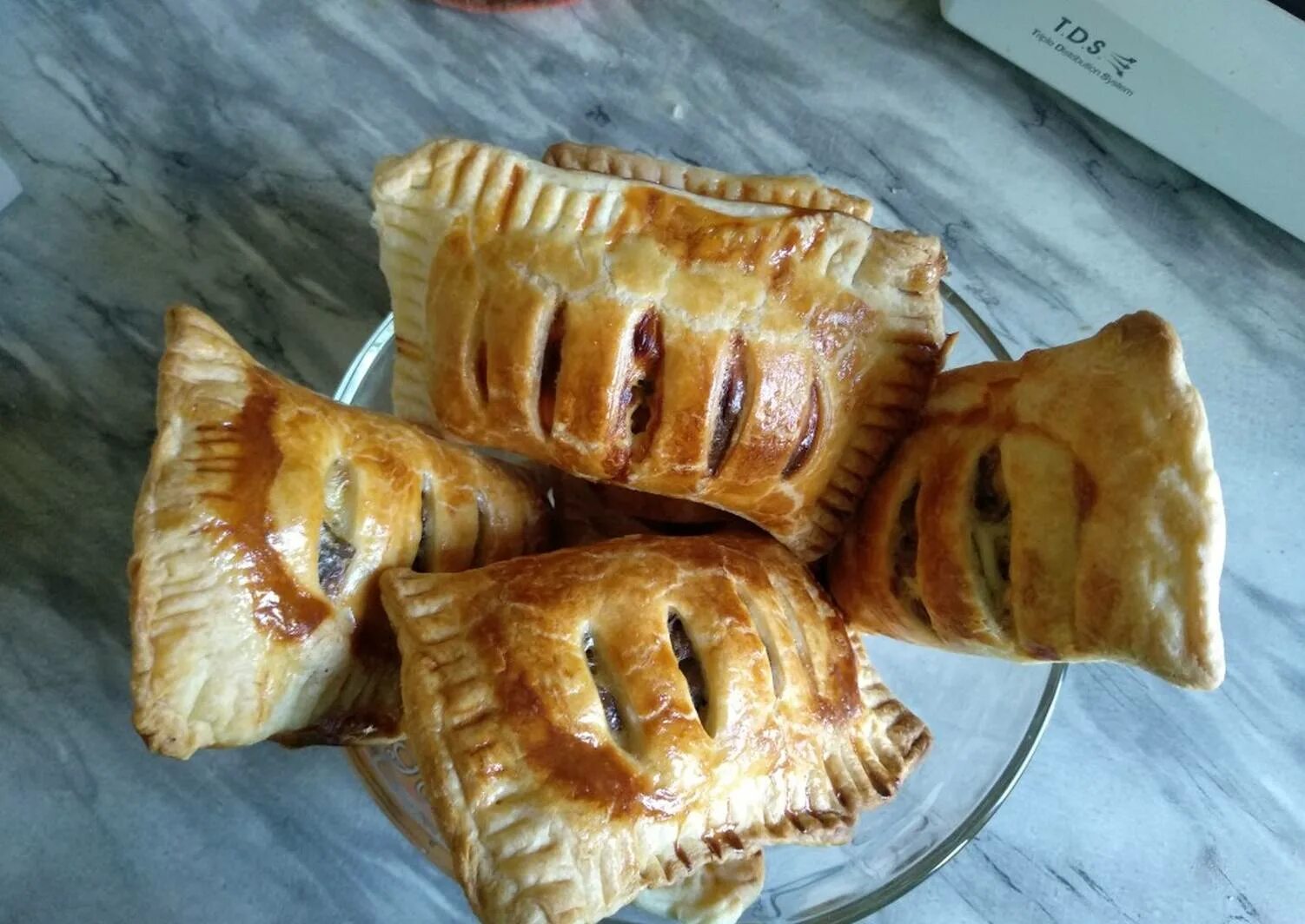 слойки с грибами и сыром. наталья калнина кулечки с грибами. слоеные пирожки с грибами. шашлык из курицы в слоеном тесте. слойки с курицей и грибами.