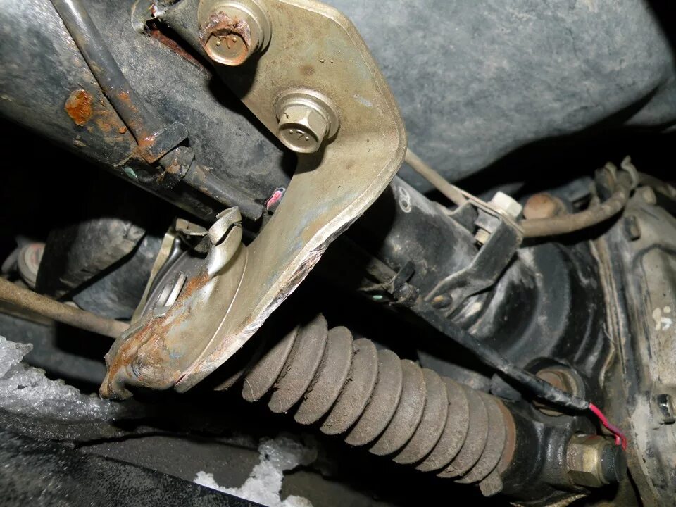 Муфта включения блокировки заднего моста л200. Уаз буханка управление рычагами раздатки. Не включается передок. Уаз буханка тяги переключения раздатки. Рычаги включения раздатки уаз 469.