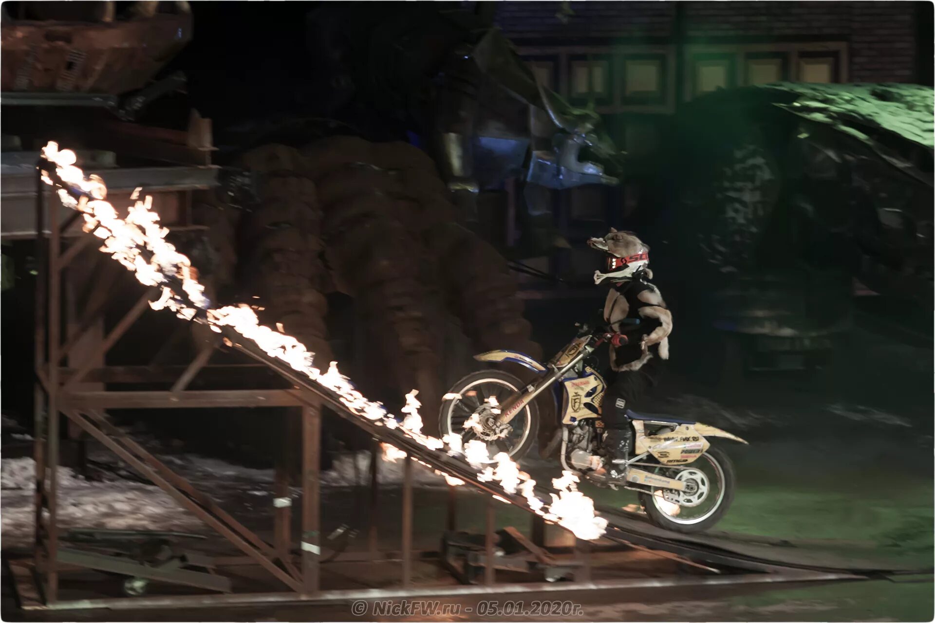 Каскадер 4 буквы. Прыжок на мотоцикле. Ярыгин фристайл мотокросс. Каскадер 4 буквы. Каскадер 4 буквы.