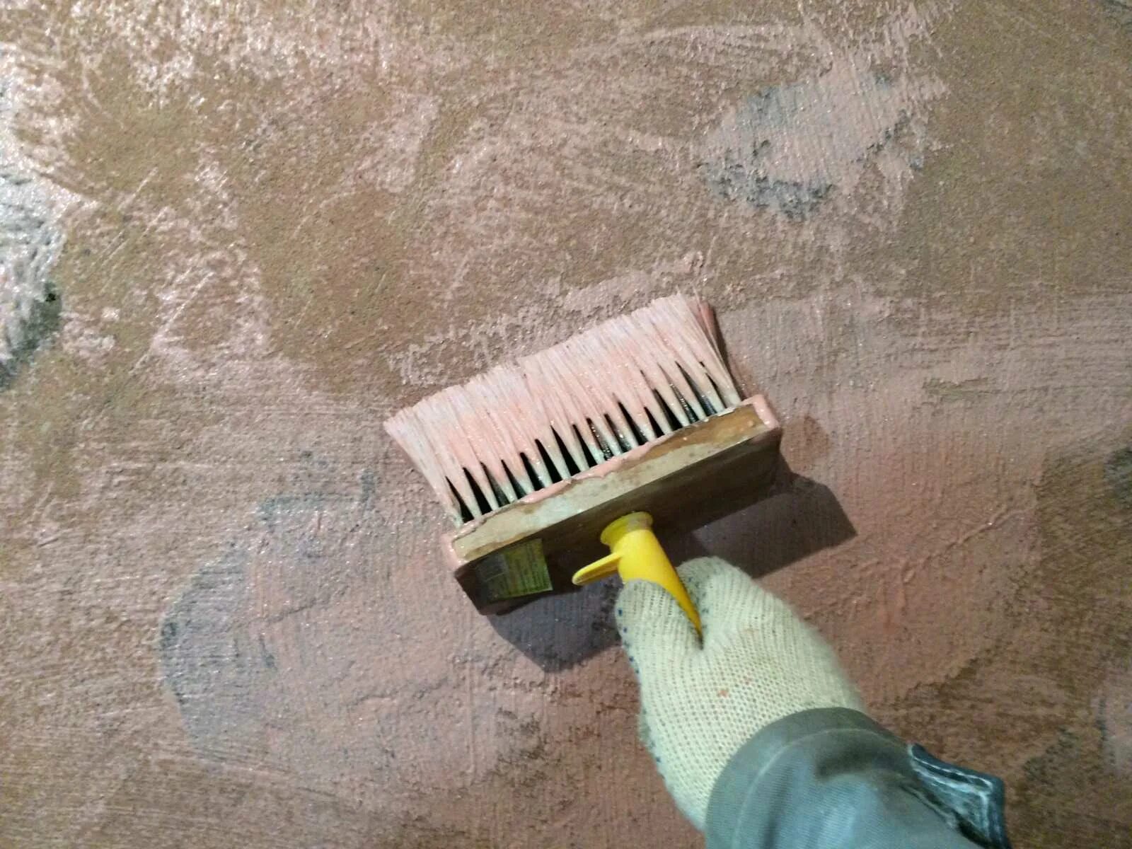 Очистка поверхности от пыли. Грунтование стен бетоноконтактом. Огрунтовка поверхности праймером. Грунтование поверхности стен. Очистка поверхности стен.
