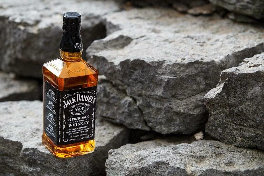 Бутылка виски. Виски Джек Дэниэлс. Джек Дэниэлс пряный. Бутылка виски Джек Дэниэлс. Вискарь Джек Дэниэлс.
