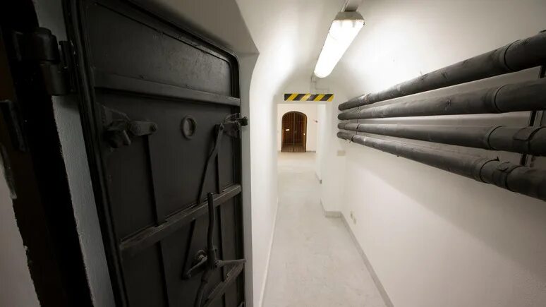 Двери бункера фото taller de arte "BEM" VK Vault doors, Spaceship decor, Art deco bar