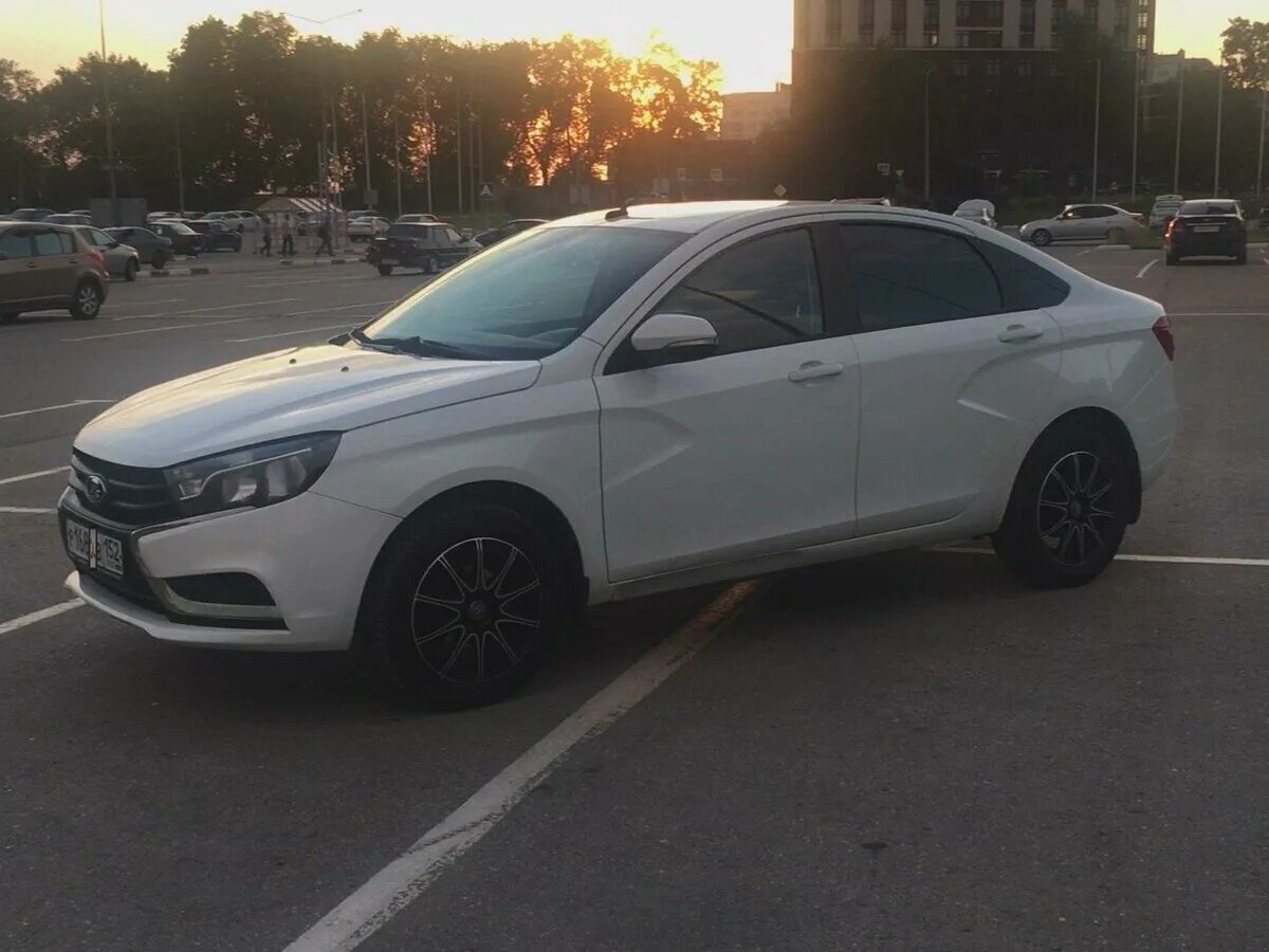 Белая веста на черных дисках LkbAuto.ru