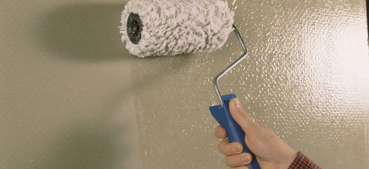 побеленный потолок. потолок раскрашенный водоэмульсионной краской. декоративное окрашивание стен. крашеная штукатурка. поврежденная краска автомобиля.