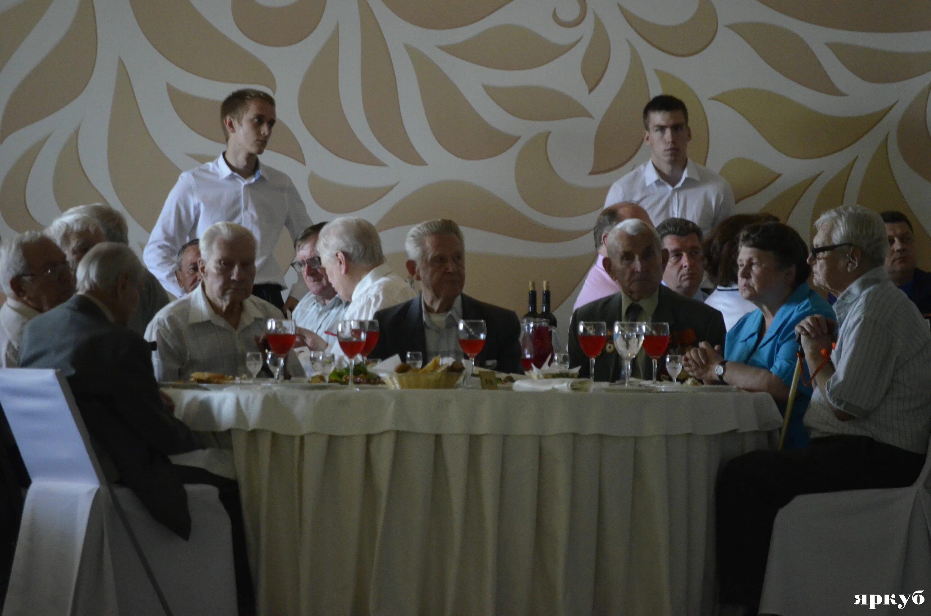 Поколение кострома. История комсомола костромской области. Встреча поколений сценарий. Встреча поколений сценарий. Встреча поколений картинка.