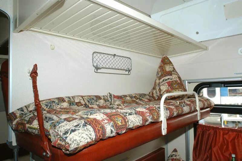 подвесная кровать чердак. место спальное верхнее. кровать под потолком. спальные места в хостеле. место спальное верхнее.