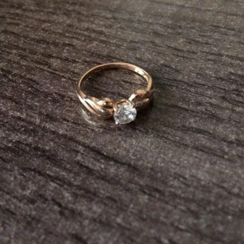 Обручальные кольца на столе. Обычное золотое кольцо. Кольцо для предложения. Кольцо с камнем на столе.