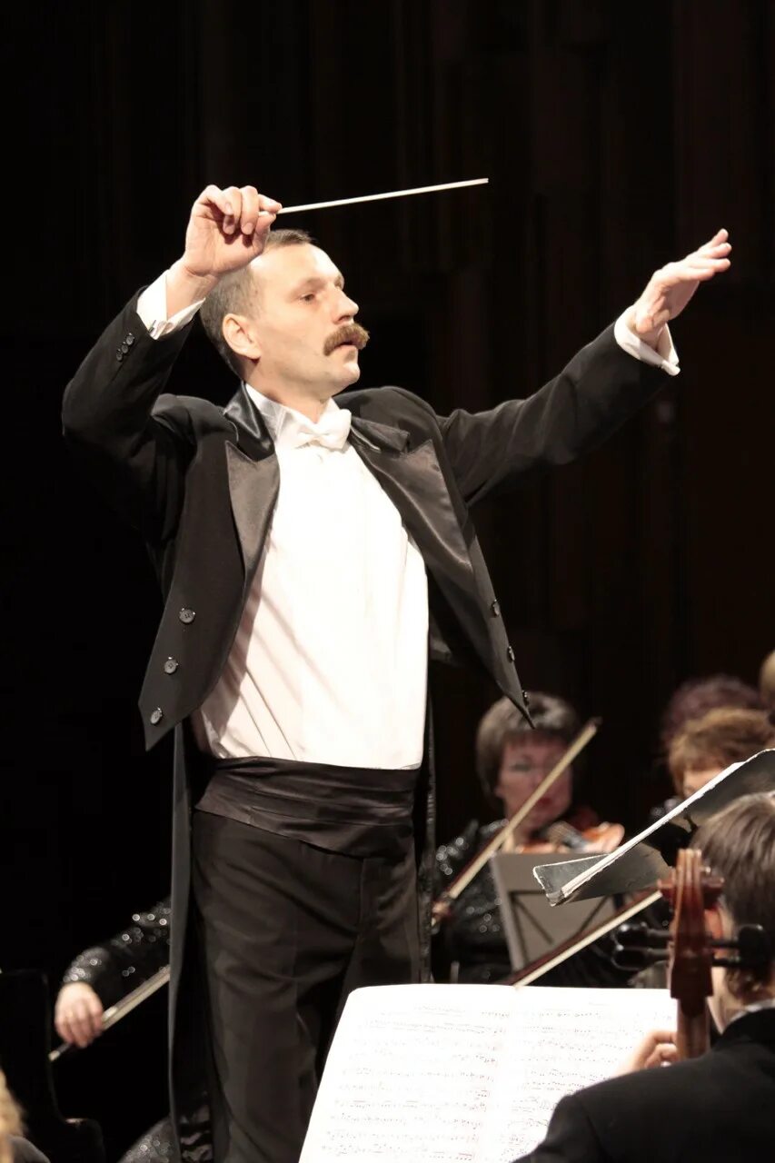 Антон шабуров дирижер. Художественный руководитель симфонического оркестра. Валеев вячеслав ахметович. Василий шкапцов. Художественный руководитель симфонического оркестра.