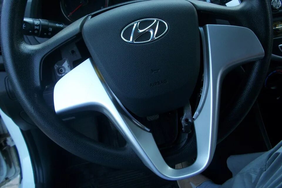 Безопасность хендай соляриса. Hyundai Solaris накладка на руль. Накладка на руль Солярис 1. Накладка руля Хендай Солярис 1. Hyundai Solaris 1 Steering Wheel.