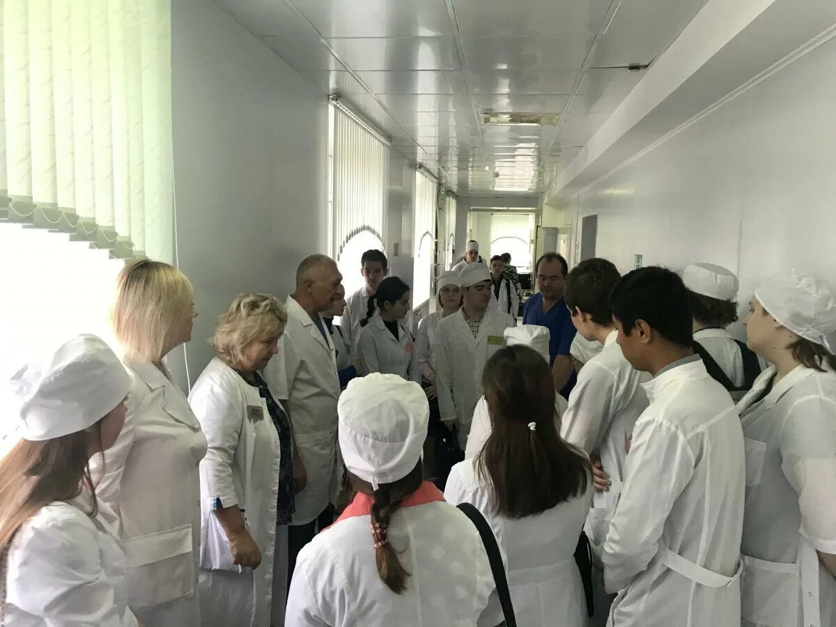 Главный врач 8 больницы. Главврач 1 й городской больницы оренбург. занятие экскурсия в поликлинику.