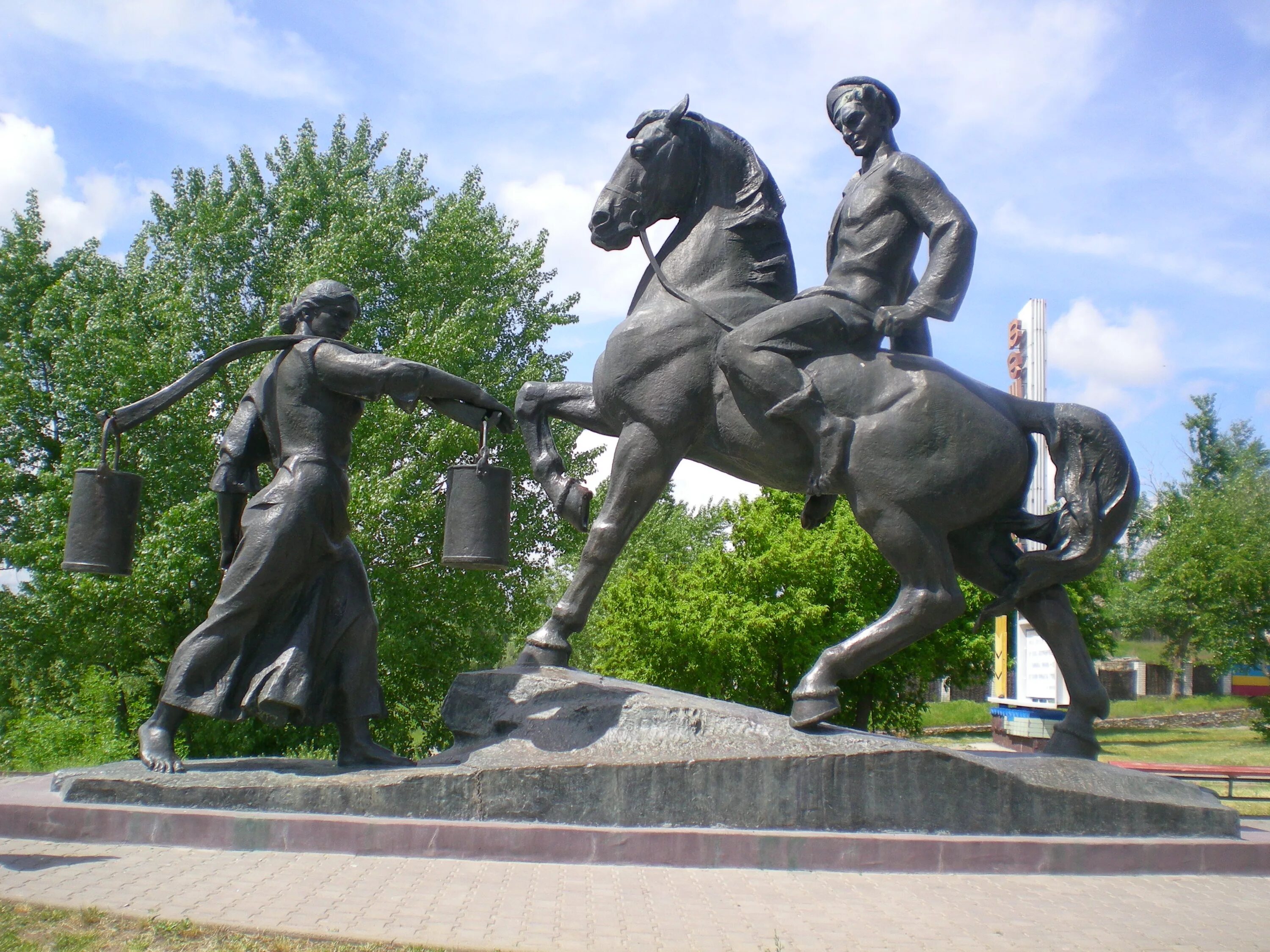 Памятник аксинье и григорию в ростове. Станица вёшенская шолохов. Вешенская памятник григорию. Станица вёшенская шолохов. Памятник григорию и аксинье в вешенской.